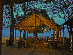 Uma das cabanas feita de palha, onde podemos almoçar na praia de Ponta de Pedras Santarém Pará Amazonia Brasil.
