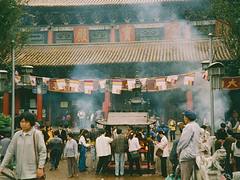 Kunming, Yuantong Temple, burning incense sticks