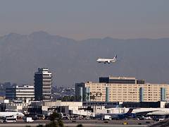 United Airlines - N26906