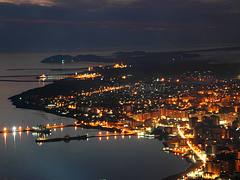 Vlora by night/Vlora natën.