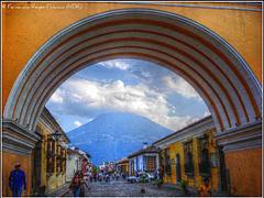 Bajo el arco (HDR) Bajo el arco (HDR)