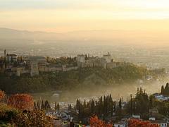 Vista de la Alhambra en un atardecer con niebla desde el mirador San Miguel Alto