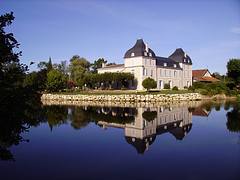 Manoir de la Roche (XIXe siècle) au bord de l'Isle, Dordogne, France