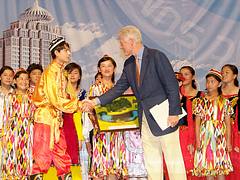 Uyghur kids welcome Clinton to Urumqi