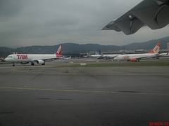 Aeroporto Internacional de São Paulo-Guarulhos (SBGR-GRU), popularmente chamado de Cumbica. Cabeceira da Pista 09 L com 3000 x 45 mts a 749 m (2 457 ft) de altura. A pista 09 L é a maior pista do aeroporto - panoramio