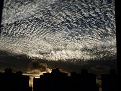 Da janela eu vejo o céu invadindo a Terra.