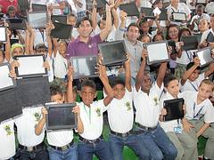 Ministro Diego Molano entrega tabletas en Apartadó