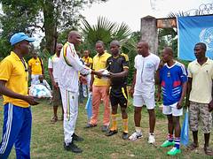 Kalemie, Province du Katanga, RD Congo : Pour marquer la célébration de la Journée des Nations Unies,  un match amical de football  a eu lieu le  24 octobre 2015 entre l’équipe du bataillon bangladais de la MONUSCO et l’équipe SIMBA, au stade Filtisaf de